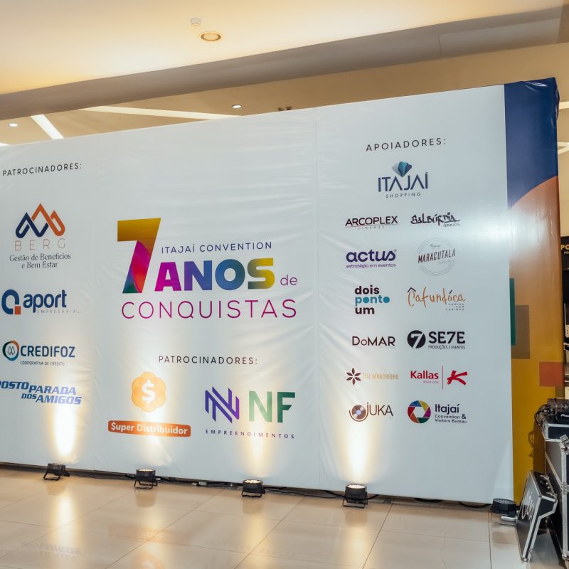 DOMAR PRODUTORA @domarprodutora ViTOR BERTI FOTÓGRAFO @vitorberti Lei nº 9.610, de 19 de fevereiro de 1998.
Da Utilização da Obra Fotográfica
Art. 79. O autor de obra fotográfica tem direito a reproduzi-la e colocá-la à venda, observadas as restrições à exposição, reprodução e venda de retratos, e sem prejuízo dos direitos de autor sobre a obra fotografada, se de artes plásticas protegidas.
§ 1º A fotografia, quando utilizada por terceiros, indicará de forma legível o nome do seu autor.
§ 2º É vedada a reprodução de obra fotográfica que não esteja em absoluta consonância com o original, salvo prévia autorização do autor.
Art. 108. Quem, na utilização, por qualquer modalidade, de obra intelectual, deixar de indicar ou de anunciar, como tal, o nome, pseudônimo ou sinal convencional do autor e do intérprete, além de responder por danos morais, está obrigado a divulgar-lhes a identidade da seguinte forma:
I - tratando-se de empresa de radiodifusão, no mesmo horário em que tiver ocorrido a infração, por três dias consecutivos;
II - tratando-se de publicação gráfica ou fonográfica, mediante inclusão de errata nos exemplares ainda não distribuídos, sem prejuízo de comunicação, com destaque, por três vezes consecutivas em jornal de grande circulação, dos domicílios do autor, do intérprete e do editor ou produtor;
III - tratando-se de outra forma de utilização, por intermédio da imprensa, na forma a que se refere o inciso anterior.