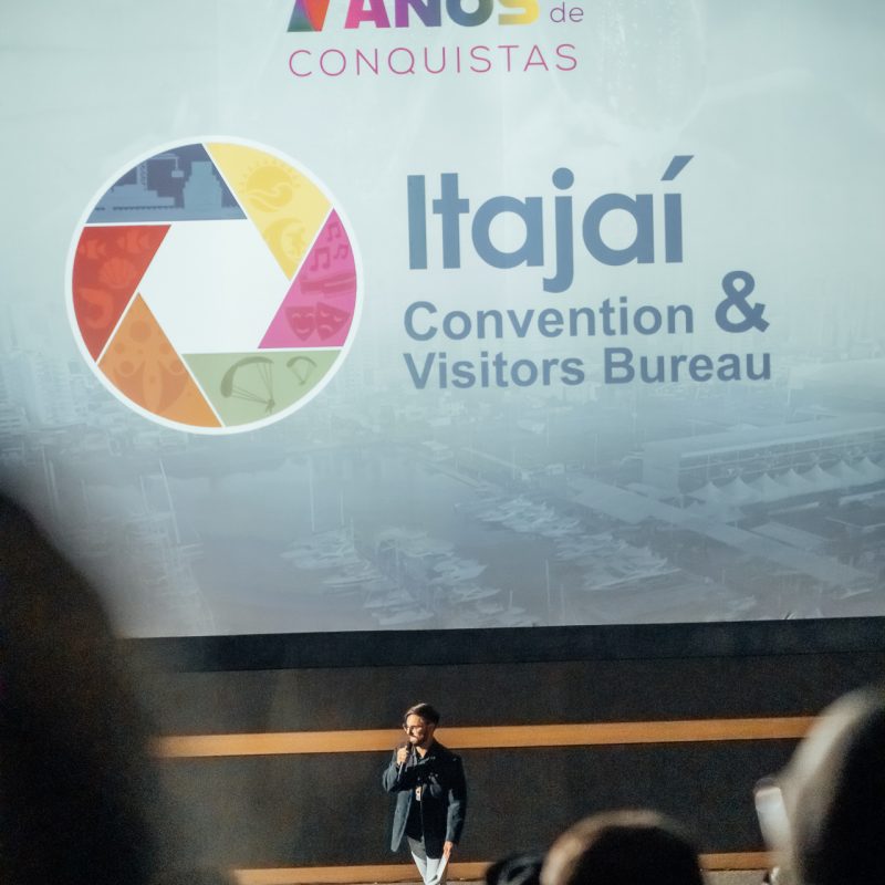 DOMAR PRODUTORA @domarprodutora ViTOR BERTI FOTÓGRAFO @vitorberti Lei nº 9.610, de 19 de fevereiro de 1998.
Da Utilização da Obra Fotográfica
Art. 79. O autor de obra fotográfica tem direito a reproduzi-la e colocá-la à venda, observadas as restrições à exposição, reprodução e venda de retratos, e sem prejuízo dos direitos de autor sobre a obra fotografada, se de artes plásticas protegidas.
§ 1º A fotografia, quando utilizada por terceiros, indicará de forma legível o nome do seu autor.
§ 2º É vedada a reprodução de obra fotográfica que não esteja em absoluta consonância com o original, salvo prévia autorização do autor.
Art. 108. Quem, na utilização, por qualquer modalidade, de obra intelectual, deixar de indicar ou de anunciar, como tal, o nome, pseudônimo ou sinal convencional do autor e do intérprete, além de responder por danos morais, está obrigado a divulgar-lhes a identidade da seguinte forma:
I - tratando-se de empresa de radiodifusão, no mesmo horário em que tiver ocorrido a infração, por três dias consecutivos;
II - tratando-se de publicação gráfica ou fonográfica, mediante inclusão de errata nos exemplares ainda não distribuídos, sem prejuízo de comunicação, com destaque, por três vezes consecutivas em jornal de grande circulação, dos domicílios do autor, do intérprete e do editor ou produtor;
III - tratando-se de outra forma de utilização, por intermédio da imprensa, na forma a que se refere o inciso anterior.