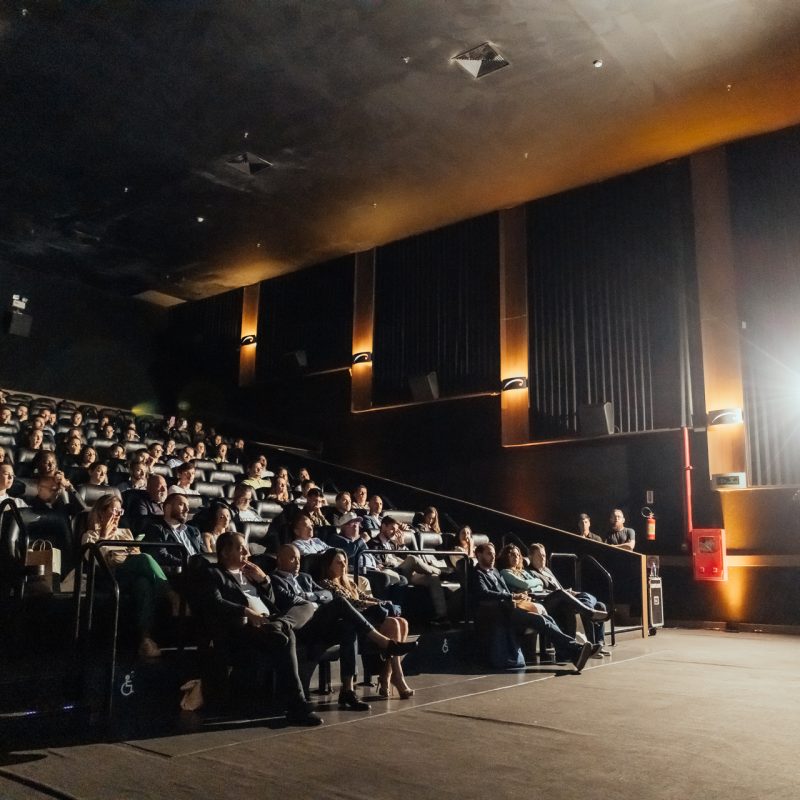 DOMAR PRODUTORA @domarprodutora ViTOR BERTI FOTÓGRAFO @vitorberti Lei nº 9.610, de 19 de fevereiro de 1998.
Da Utilização da Obra Fotográfica
Art. 79. O autor de obra fotográfica tem direito a reproduzi-la e colocá-la à venda, observadas as restrições à exposição, reprodução e venda de retratos, e sem prejuízo dos direitos de autor sobre a obra fotografada, se de artes plásticas protegidas.
§ 1º A fotografia, quando utilizada por terceiros, indicará de forma legível o nome do seu autor.
§ 2º É vedada a reprodução de obra fotográfica que não esteja em absoluta consonância com o original, salvo prévia autorização do autor.
Art. 108. Quem, na utilização, por qualquer modalidade, de obra intelectual, deixar de indicar ou de anunciar, como tal, o nome, pseudônimo ou sinal convencional do autor e do intérprete, além de responder por danos morais, está obrigado a divulgar-lhes a identidade da seguinte forma:
I - tratando-se de empresa de radiodifusão, no mesmo horário em que tiver ocorrido a infração, por três dias consecutivos;
II - tratando-se de publicação gráfica ou fonográfica, mediante inclusão de errata nos exemplares ainda não distribuídos, sem prejuízo de comunicação, com destaque, por três vezes consecutivas em jornal de grande circulação, dos domicílios do autor, do intérprete e do editor ou produtor;
III - tratando-se de outra forma de utilização, por intermédio da imprensa, na forma a que se refere o inciso anterior.